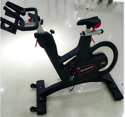 フライホイールの重量 13/15KG 商用フィットネスと心臓訓練のためのインドアスピニングバイク