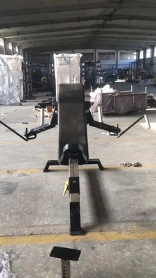 胸部トレーニングを他の容量座ったペックフライマシンで強化します