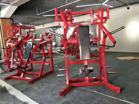 胸プレスと隔離側ベンチプレス用の強度トレーニングプレートで装着された機械