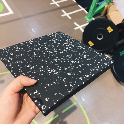 厚さ10mm/15mm/20mm/25mm/30mmと高耐久性のあるジムゴムマット