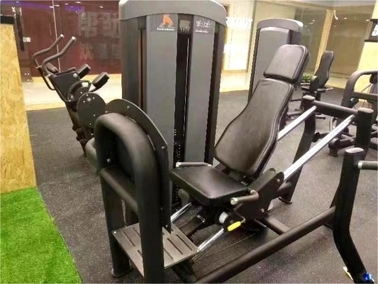 座った脚プレスマシンを使って 筋トレ 健身器具 ボディビルディング