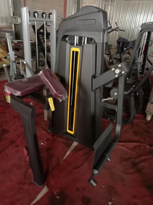 運動用のバイセプカールマシン